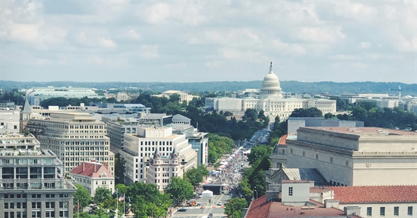 5 Ways to Meet Someone Near You in the Washington DC, Maryland, and Virginia Beltway This Summer: Tips from a Washington DC Matchmaker